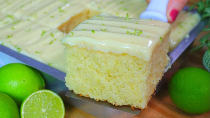 bolo de limão com raspas de limão Taiti é uma verdadeira obra-prima de sabor e textura. A massa macia e aromática combinada com a cobertura doce e cítrica é uma experiência sensorial que agrada a todos os paladares.