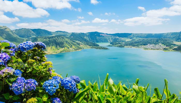 As Ilhas dos Açores são um destino de viagem verdadeiramente único e imperdível para qualquer amante da natureza, aventureiro ou viajante em busca de uma experiência autêntica.